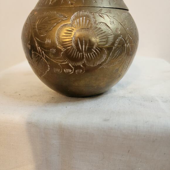 Vintage Brass Pear Shaped Trinket Box with Leaf Lid Floral Etched Design 5" - Picture 8 of 10